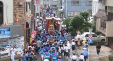 頑張るぞと山車を引き神輿担ぐ子供たち。07.07.22.