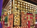 屋根の巴紋と不思議に堂柱は梅と鶯。07.07.22.