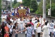 和田公園より氏子町内を渡御の神輿。07.07.22.