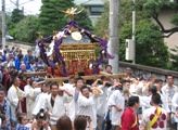 氏子達が待つ町内渡御です。07.07.22.