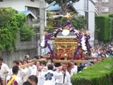 狭い町内路地をセイヤセイヤと神輿が現われる。07.07.22.