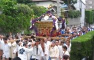 担ぎ手達も待っていた祭りと嬉しげ。07.07.22.