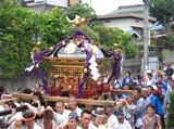 悠然と神輿が心地よく担がれている。07.07.22.