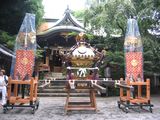 大神輿が鎮座して発輿式を待っている。07.07.22.