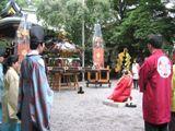 宮司が厳かに行う発輿式。07.07.22.