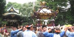神妙にしていた担ぎ手達も宮出しで一気に活気ずく。07.07.22.