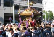 猛暑に立ち向かう大神輿の渡御です。07.08.12.