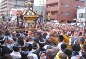 大迫力に高揚する担ぎ手達と観衆。07.08.05.