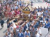 大神輿ゆえ直角に進路変更も一苦労。07.08.05.