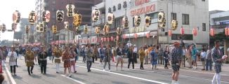 大神輿は遅れていると後方確認の先触れ高張り提灯。07.08.05.