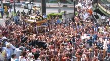 渡御合図に担ぎ手達は手を差し上げて応える。07.08.05.