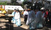発輿式での妙齢の神職。07.09.09.