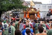 祭り囃子に導かれの渡御して行く。07.09.09.