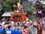 宮出しだ!と宮神輿を担ぐ。07.09.09.
