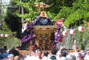 男衆に担がれて諏訪神社宮神輿。07.09.16.