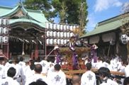 発輿式が簡素に執り行なわれる。07.09.16.