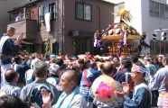 引継ぎ所で神輿を納めるのにも一苦労。07.09.09.