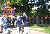 神輿を六地蔵が静かに見送る。07.09.09.