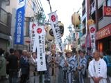 氏子町会の幟や高張提灯が商店街を行進。07.09.09.