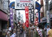 商店街を道案内の猿田彦が神輿を先導です。07.09.09.