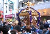 神輿が納まりやっと曲終えるとやんやの喝采。07.09.09.