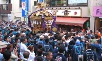 宮神輿が掛け声と共にやって来ました。07.09.09.