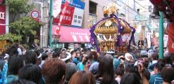 次のお神酒所へと多数の人を引き連れて巡行していく。07.09.09.