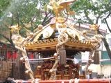 三番・森下三丁目神輿。蕨手は芸術品、町内神輿で一番重たく大きい。06.08.13.