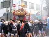 消火栓からの放水も加わり豪雨のよう。06.08.13.