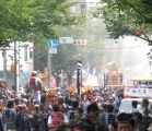 小休止の間も絶え間ない水かけで後方は霞む。06.08.13.