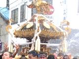 十二番・新大橋二丁目神輿。水かけが止まらない。06.08.13.