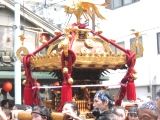 十三番・新大橋三丁目神輿。町内神輿唯一の宮神輿と同じ三つ巴紋。06.08.13.