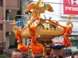 駒番壱番江東橋一神輿。鳳凰も素晴らしく貫禄を感じます。06.08.27.
