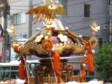 駒番二十五番両国四神輿。唐破風屋根です。06.08.27.