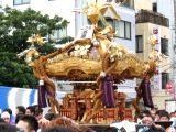 五番亀戸一神輿。唐破風屋根です。06.08.27.