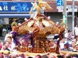 七番江東橋三神輿。唐破風屋根です。06.08.27.