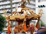 八番菊川一神輿。唐破風屋根です。06.08.27.
