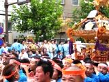 宮入神輿とすれ違う撤収車上から頑張れよの声援と大拍手が起こる。06.08.27.
