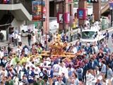 氏子町内から宮入へと錦糸町駅前を渡御の7番神輿。06.08.27.