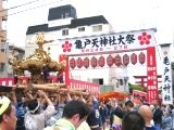 二番神輿の鳥居正門前での差し上げ。06.08.27.