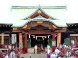 大例祭の町内神輿宮入に神職大わらわの亀戸天神。06.08.27.
