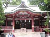 葛西神社社殿。幼子たちが半纏着込みお話に夢中。06.09.17.