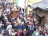 路地裏も何のそのと入り込む末広氏子たち。06.09.17.