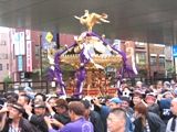 そろりと脇を通る車達に魂振りで二之宮を見せる氏子南の担ぎ手たち。06.09.17.