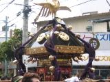 鐘や太鼓も賑やかな西神輿。06.09.17.