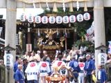 氏子総代役員達に見送られ社殿を後にする宮本。06.09.10.