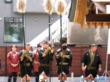 社殿前で目黒奴の長槍渡しの奉納。06.09.10.