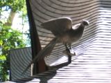 社殿屋根の左には神社シンボルの雉子が止り木に。06.10.08.