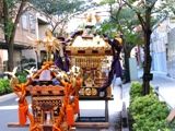 寄り添う子供神輿も何故か寂しげ。06.10.08.