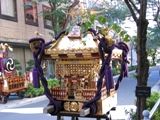 担ぎ棒を付けずに路肩に佇む一二三町会神輿。06.10.08.